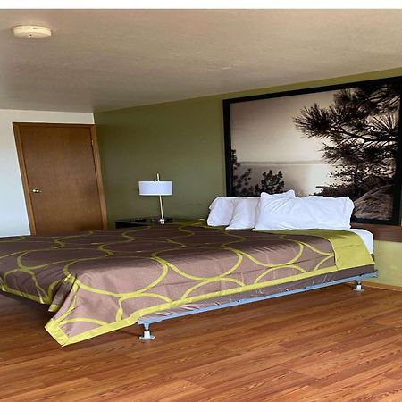 Super 8 By Wyndham Wells Hotell Exteriör bild