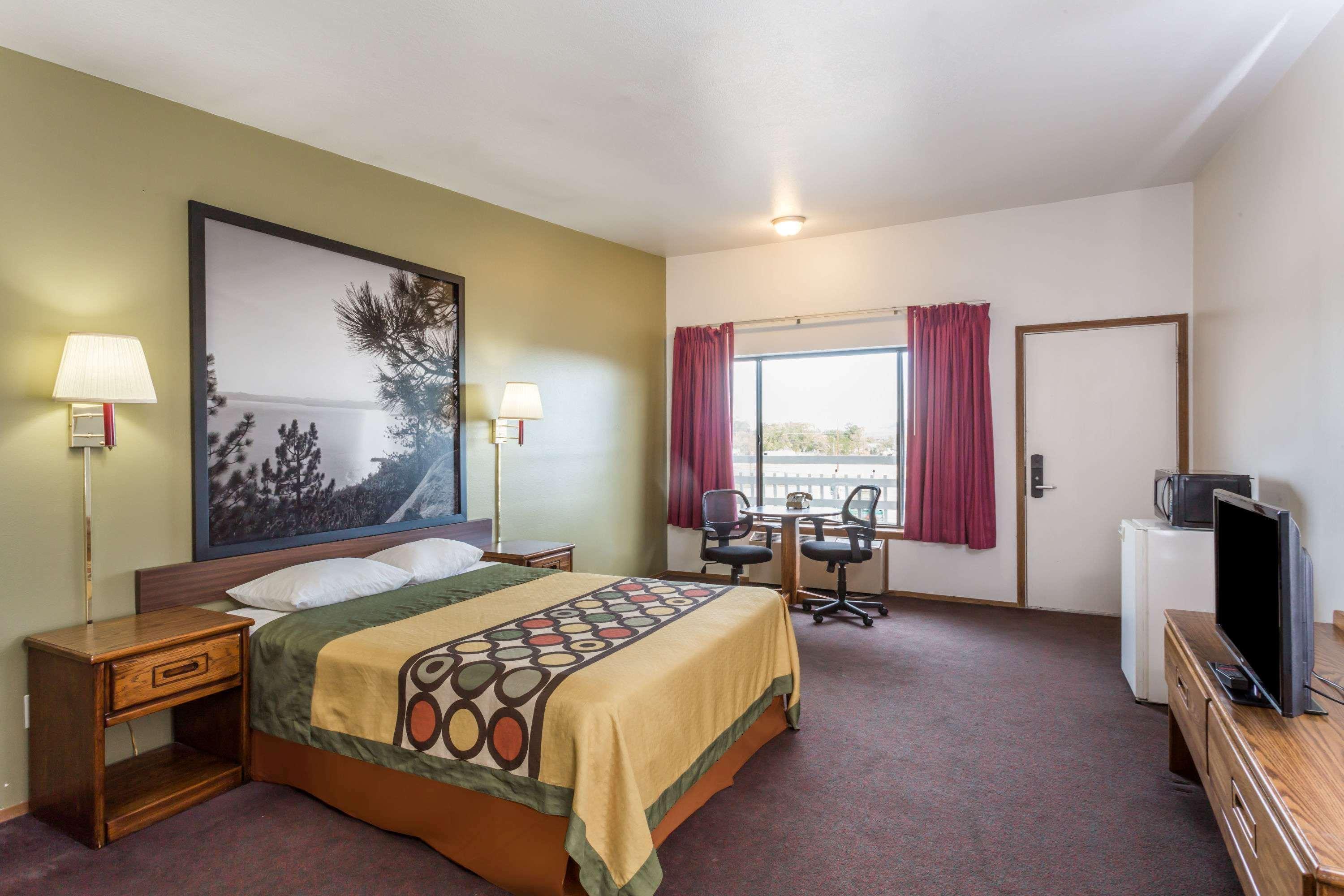 Super 8 By Wyndham Wells Hotell Exteriör bild