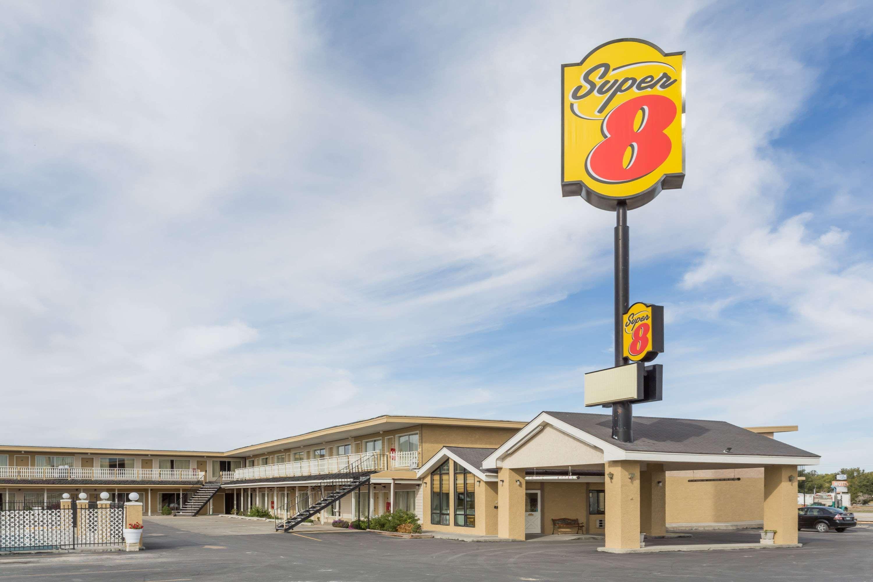 Super 8 By Wyndham Wells Hotell Exteriör bild