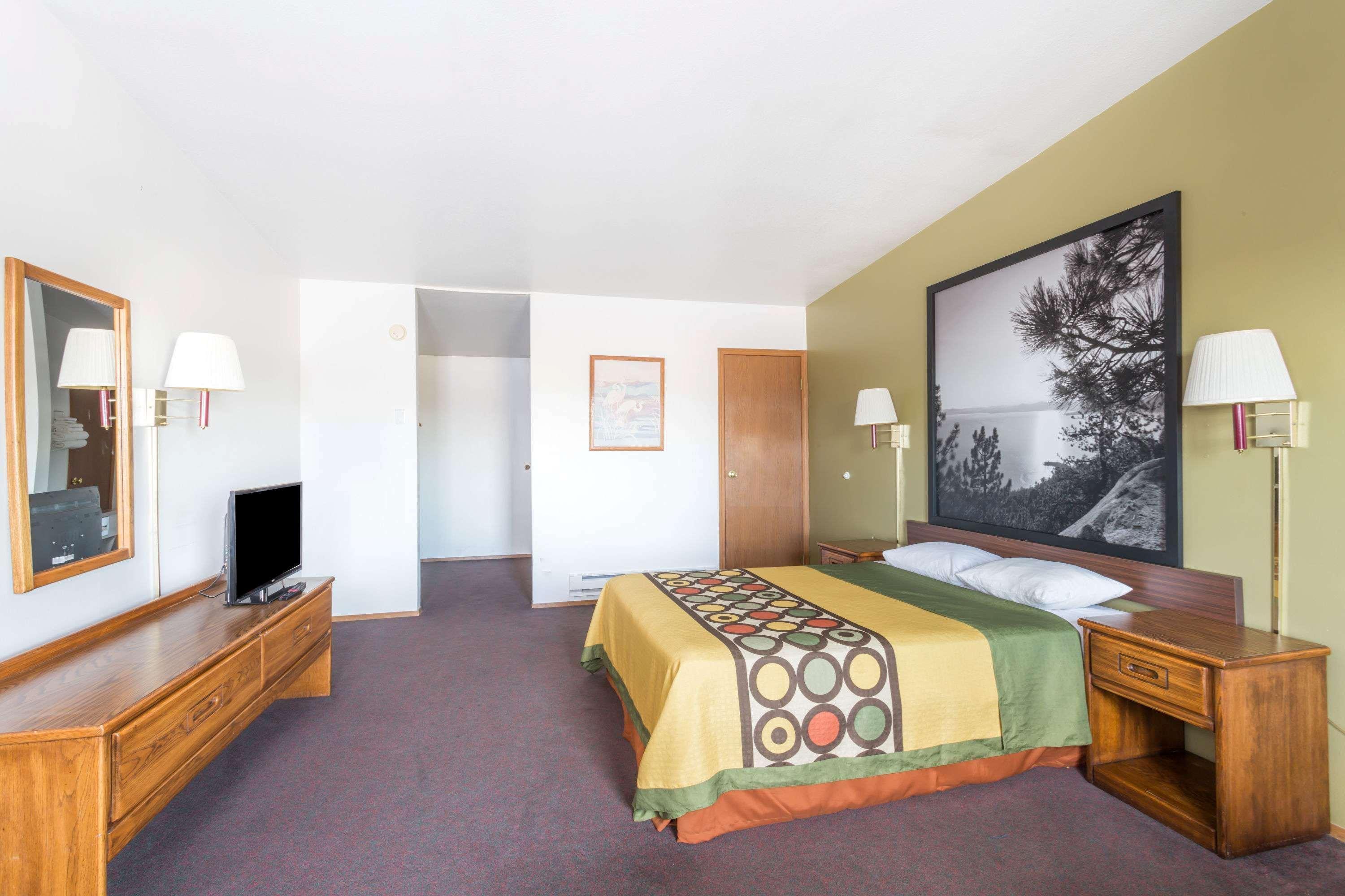 Super 8 By Wyndham Wells Hotell Exteriör bild