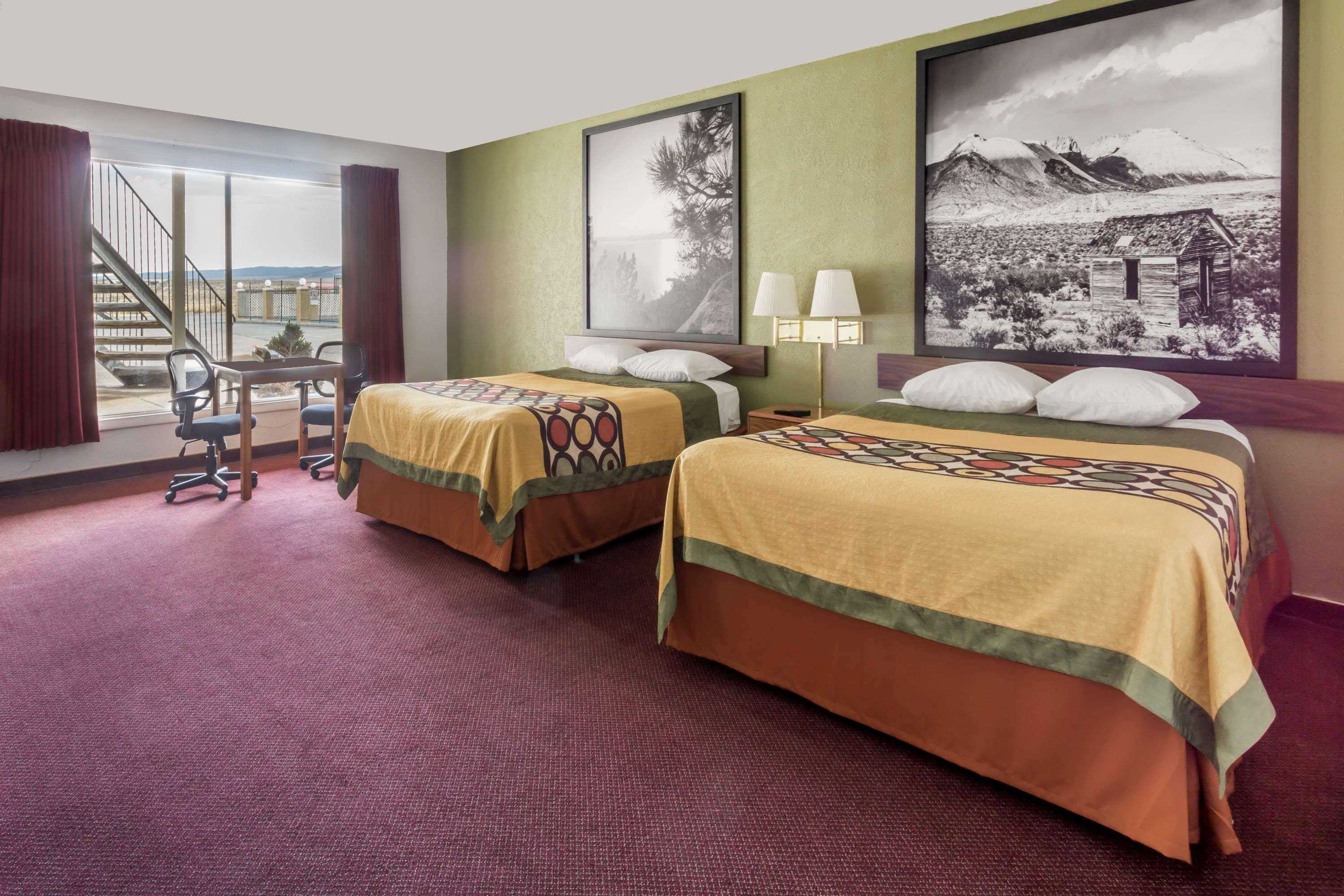 Super 8 By Wyndham Wells Hotell Exteriör bild