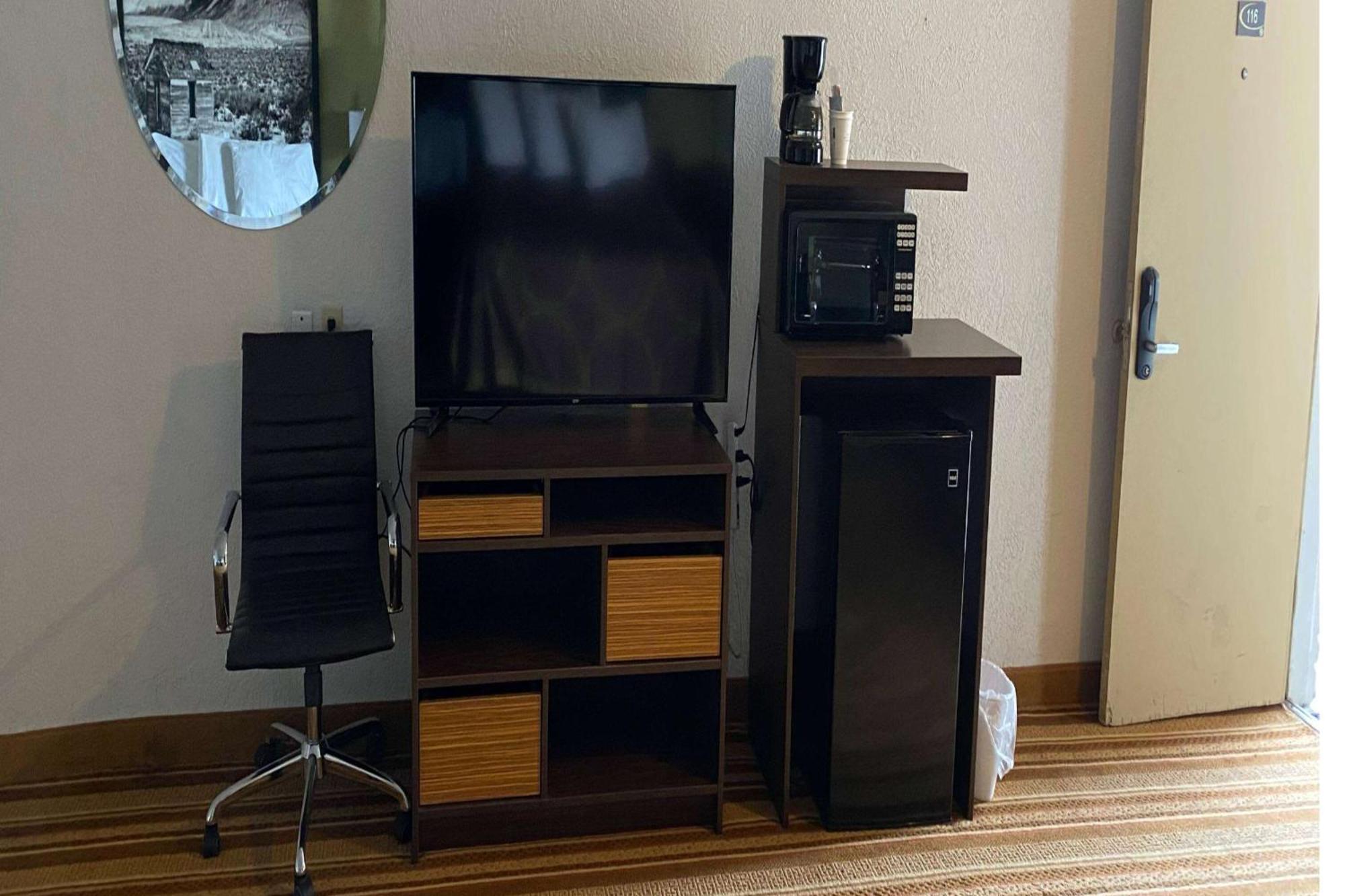 Super 8 By Wyndham Wells Hotell Exteriör bild
