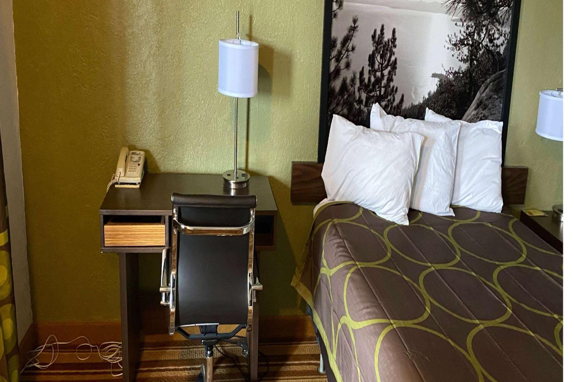 Super 8 By Wyndham Wells Hotell Exteriör bild