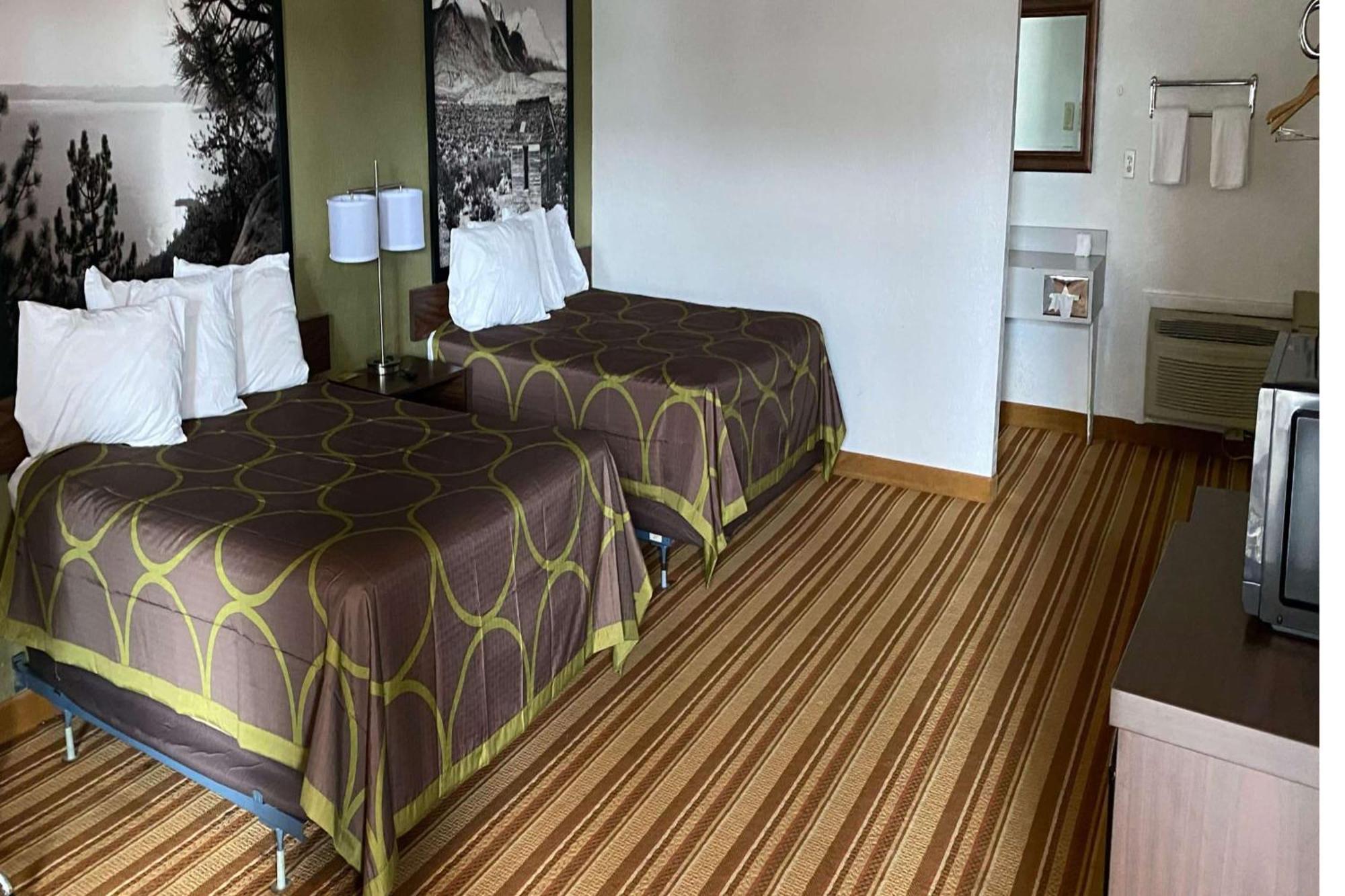 Super 8 By Wyndham Wells Hotell Exteriör bild