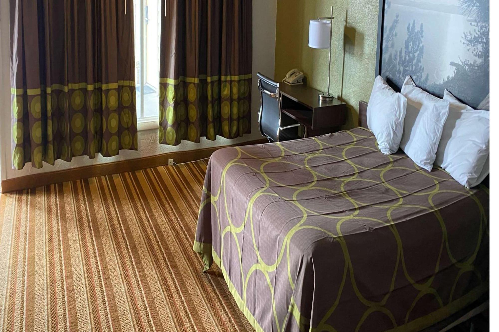 Super 8 By Wyndham Wells Hotell Exteriör bild