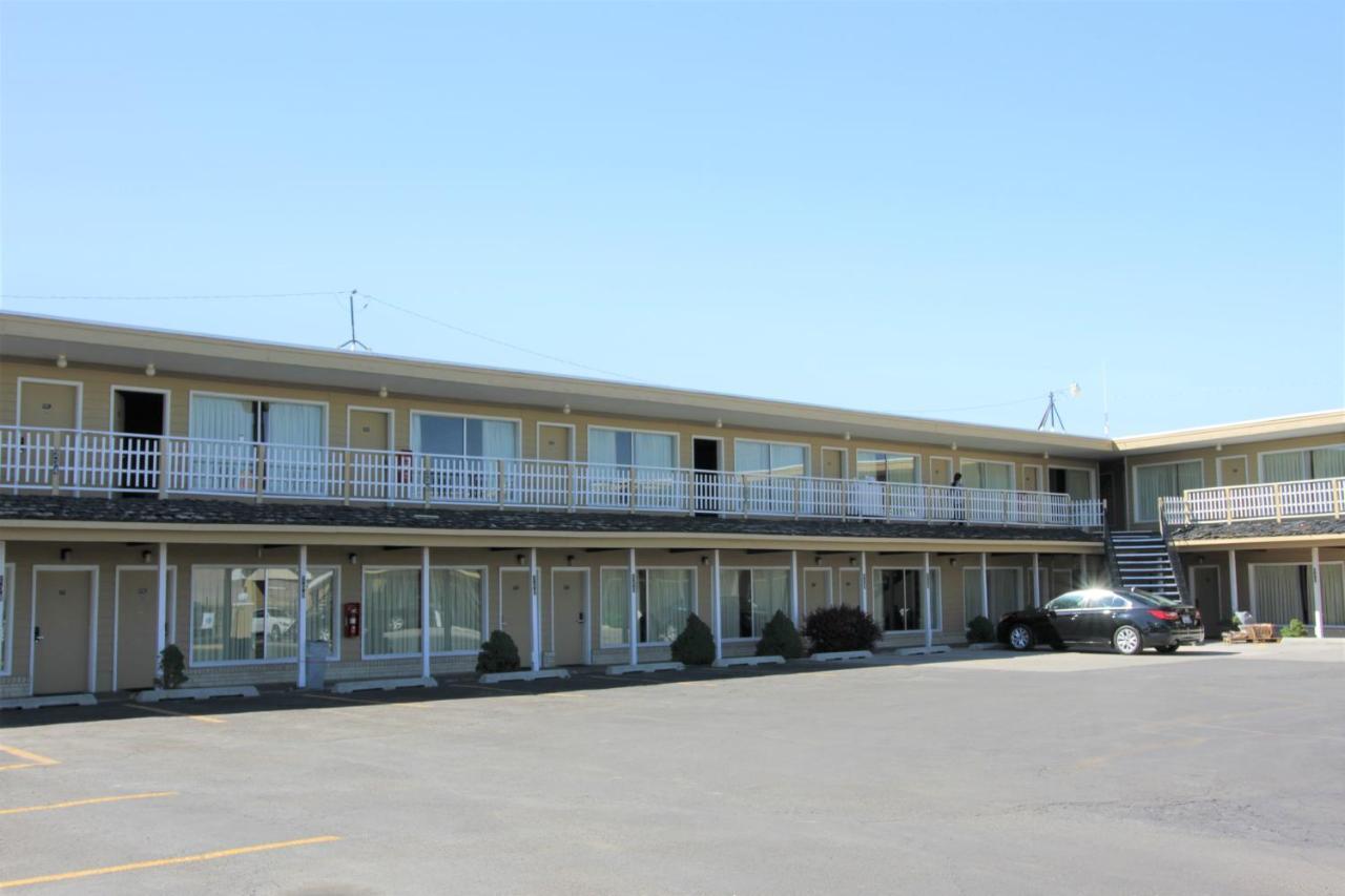 Super 8 By Wyndham Wells Hotell Exteriör bild