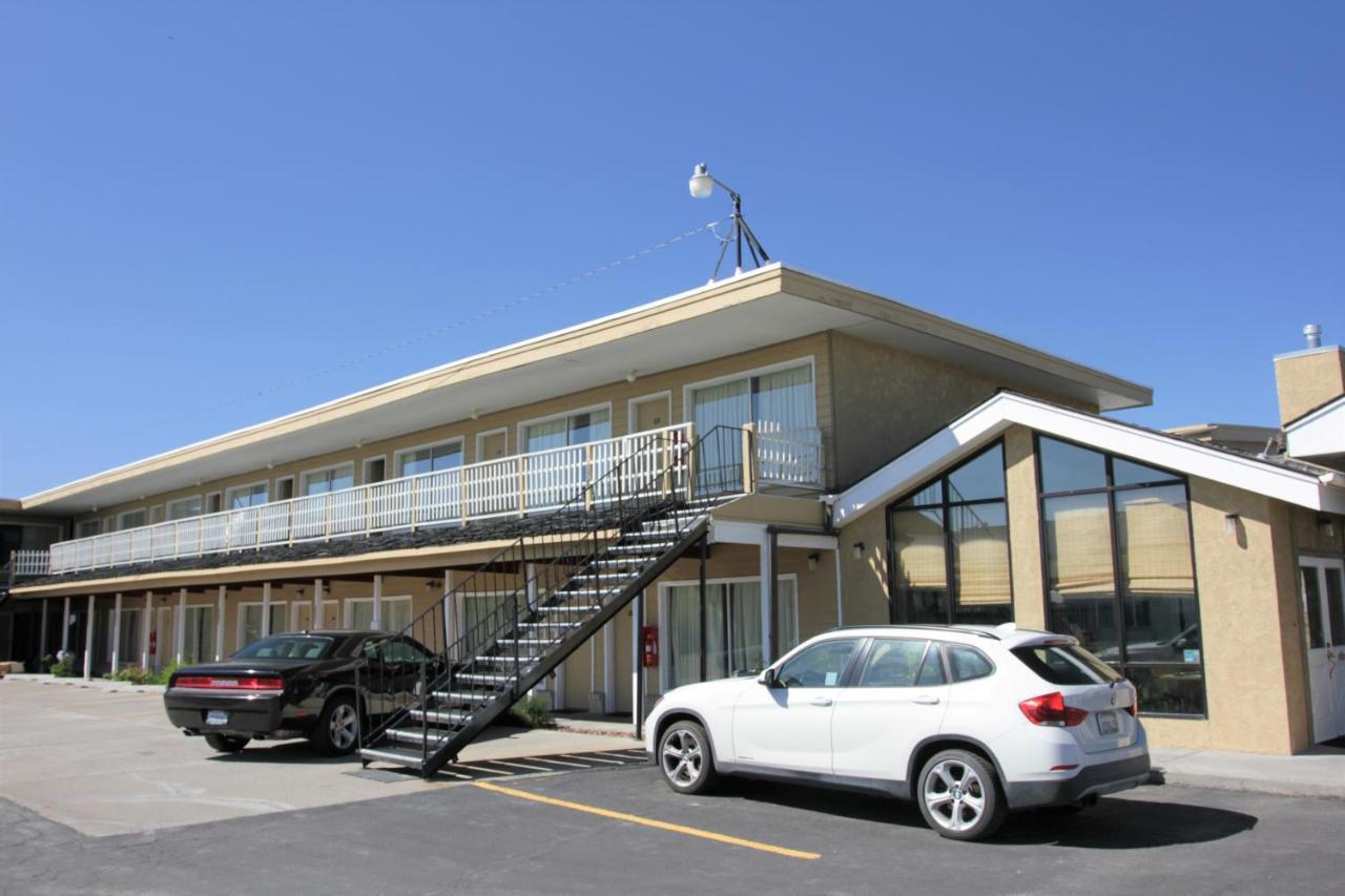 Super 8 By Wyndham Wells Hotell Exteriör bild