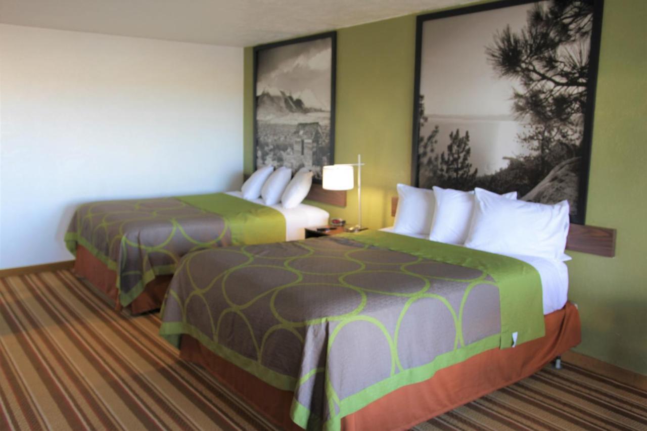 Super 8 By Wyndham Wells Hotell Exteriör bild