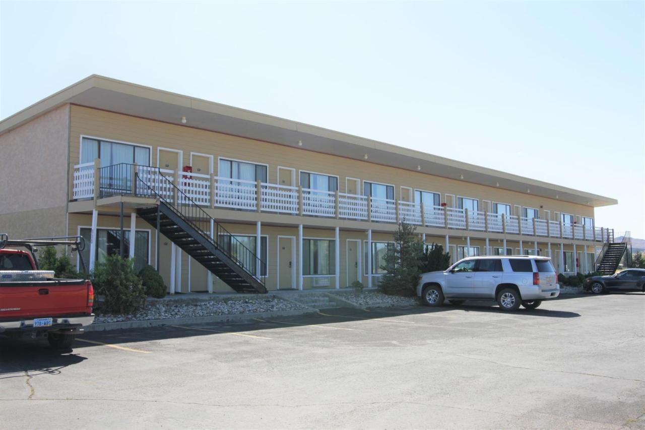 Super 8 By Wyndham Wells Hotell Exteriör bild