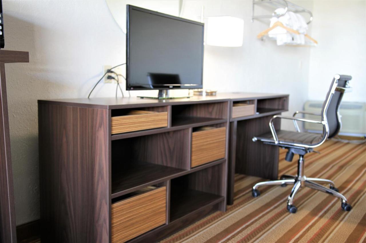 Super 8 By Wyndham Wells Hotell Exteriör bild